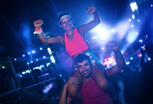 paar, das spaß beim musikfestival / konzert hat - concert stock-fotos und bilder