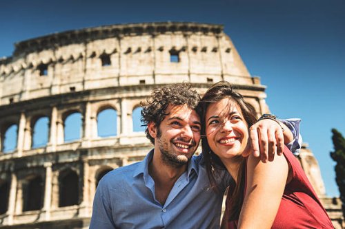 paar touristen genießen sie den urlaub in rom - travel stock-fotos und bilder