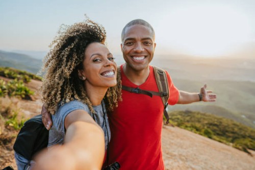 paar zu fuß auf bergpfad - travel stock-fotos und bilder