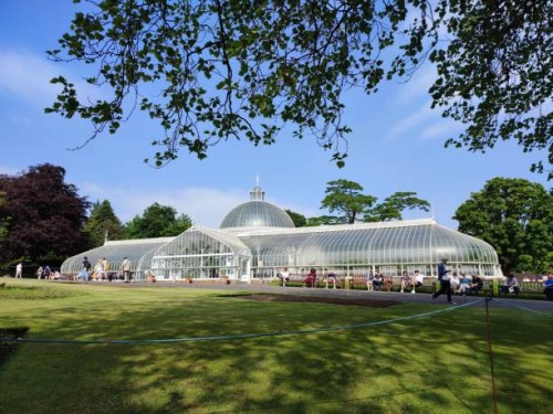 parc botanique pendant la saison estivale à glasgow, écosse, angleterre, royaume-uni - garden decoration photos et images de collection