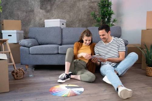 pareja eligiendo pintura, de muestra de color de pintura en su nuevo apartamento - home decoration fotografías e imágenes de stock