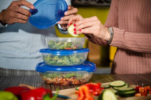 pareja irreconocible preparando su comida vegana para llevar - food fotografías e imágenes de stock