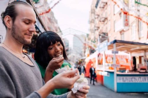 pareja transgénero comiendo un helado en nueva york little italy - food fotografías e imágenes de stock