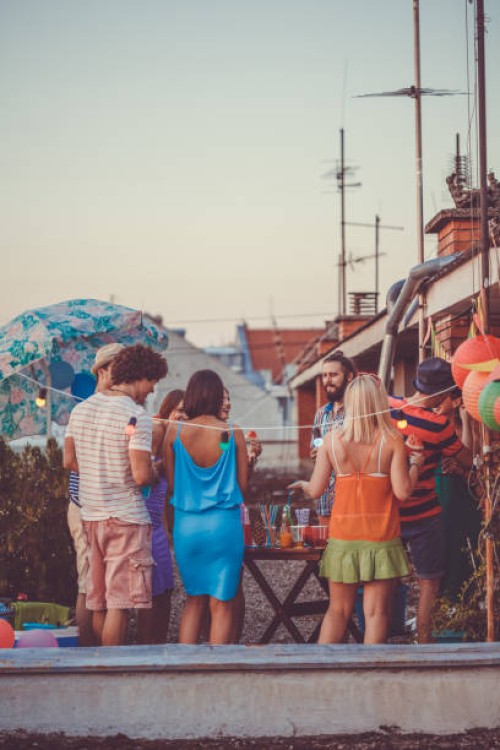 party auf dem dach - garden decoration stock-fotos und bilder