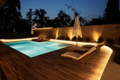 patio de luxe avec piscine la nuit. - garden decoration photos et images de collection