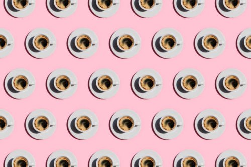 pattern made of cup of fresh coffee on pastel pink color background. - coffee stockfoto's en -beelden