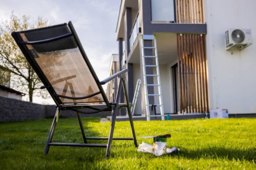peindre l’équipement par chaise longue vide sur l’herbe contre l’appartement - garden decoration photos et images de collection