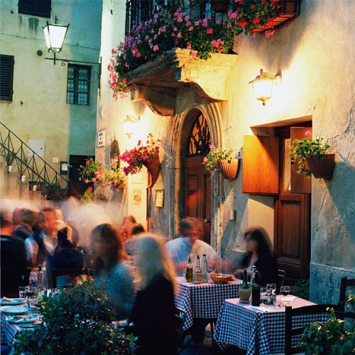 people dining outside a restaurant at night - food stockfoto's en -beelden