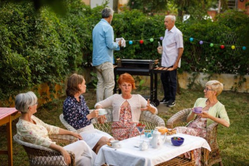 photo candide d’un groupe de personnes âgées qui traînent et discutent tout en prenant le thé de l’après-midi - garden decoration photos et images de collection