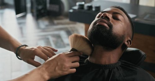 photo d’un barbier utilisant une brosse sur la barbe de son client après l’avoir coupé - hairstyle photos et images de collection