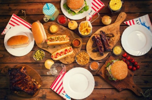 picknicktafel te vieren van de 4th of july - food stockfoto's en -beelden