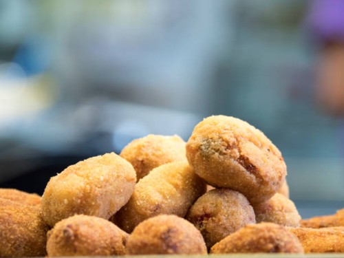 plate of croquettes on the bar of a bar to take as appetizer. - junk food stock-fotos und bilder