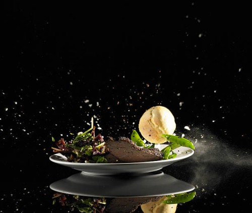 plate of meat, salad, peas and roll falling to floor - food stock-fotos und bilder