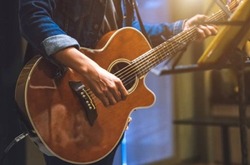 play the guitar by hand artist musician - concert stock pictures, royalty-free photos & images