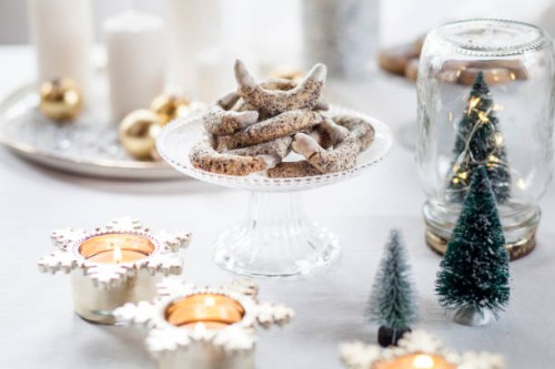 poppy seed cookies on glass cake stand at christmas time - home decoration fotografías e imágenes de stock