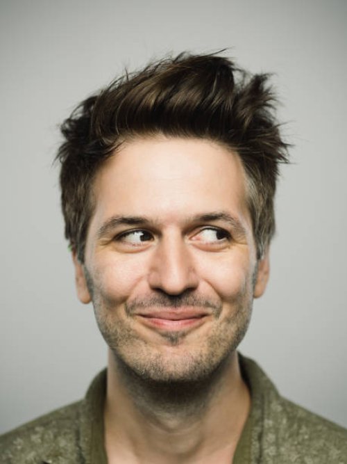 porträt eines echten kaukasischen mannes mit glücklichem ausdruck blick auf die seite - hairstyle stock-fotos und bilder