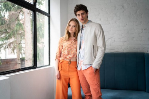 porträt eines jungen geschäftspaares - fashion stock-fotos und bilder