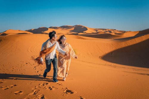 portrait couple chinois asiatique courant au maroc désert du sahara - travel photos et images de collection
