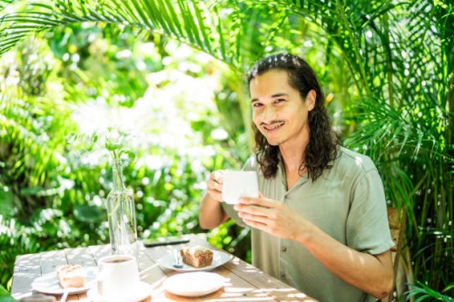 portrait d’un homme adulte dans un café ou un jardinier - garden decoration photos et images de collection