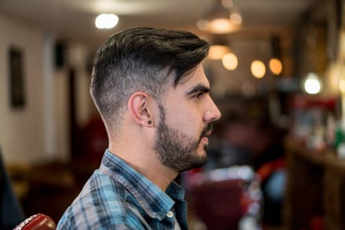 portrait d’un homme à obtenir une coupe de cheveux à un salon de coiffure - hairstyle photos et images de collection