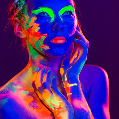 portrait de femme belle avec un maquillage uv couleur - nails art photos et images de collection