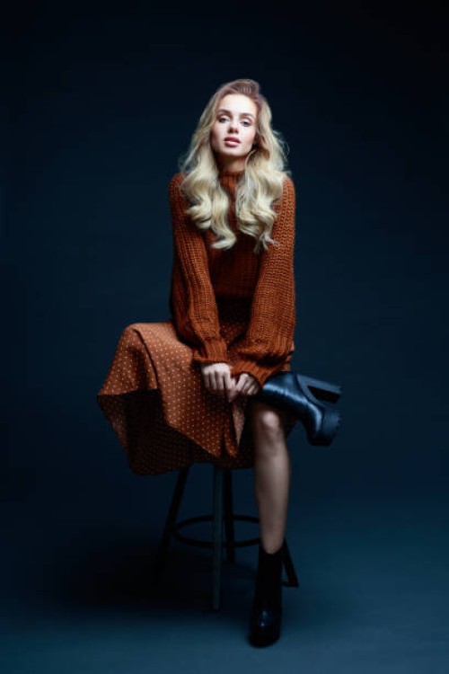 portrait de mode d’une femme élégante en vêtements bruns, fond sombre - fashion photos et images de collection