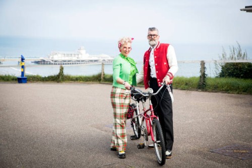 portrait of 1950s vintage style couple with tandem bicycle at coast - fashion photos et images de collection
