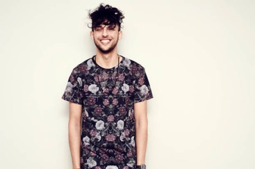 portrait of happy young man - hairstyle photos et images de collection