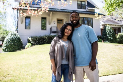 portrait of husband and wife in front of home - home decoration stock pictures, royalty-free photos & images