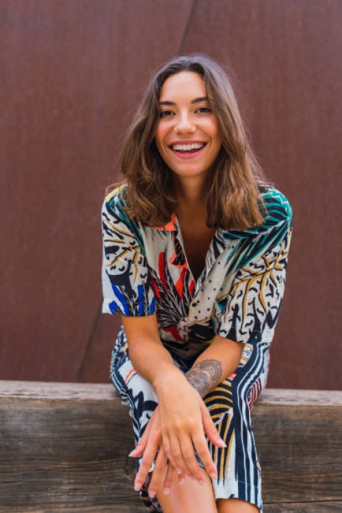 portrait of laughing young woman - fashion photos et images de collection