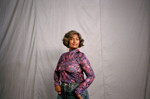 portrait of mature woman with wavy gray hair - fashion photos et images de collection