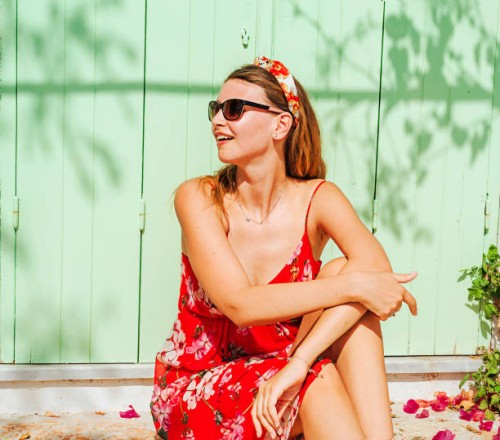 portrait of modern fashionably dressed woman in sunglasses. - fashion stock-fotos und bilder