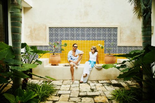 portrait of senior couple relaxing in courtyard at tropical resort - travel photos et images de collection