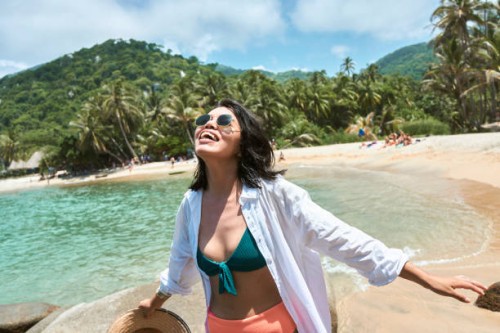 portrait of smiling woman in tayrona national park, colombia - travel photos et images de collection