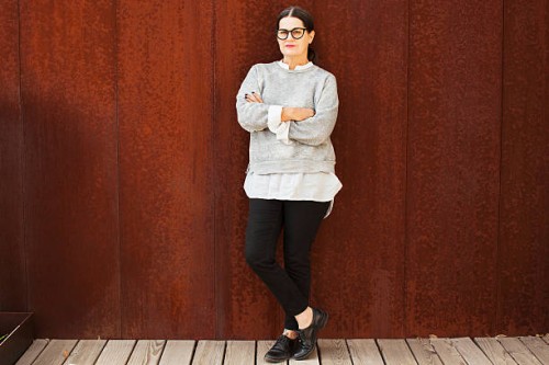 portrait of woman with crossed arms - fashion photos et images de collection