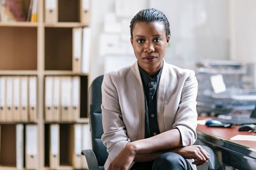 portrait of young black fashion designer in office - fashion photos et images de collection