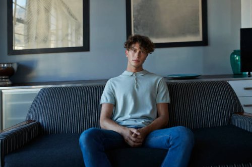 portrait of young man in stylish apartment - hairstyle photos et images de collection