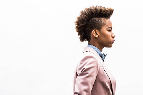 portrait of young woman on plain background - hairstyle stockfoto's en -beelden