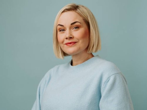 portrait simple d’une femme de 40 ans avec un bob blond court en tenue décontractée - hairstyle photos et images de collection