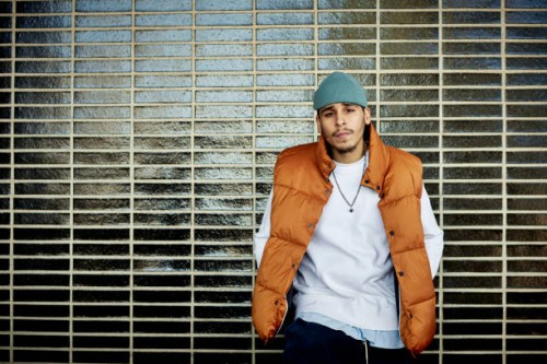 portrait urbain d’un jeune homme hispanique sérieux - fashion photos et images de collection