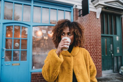 portret van een jonge volwassen mooie vrouw die koffie drinkt - coffee stockfoto's en -beelden