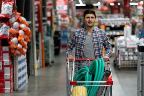 portret van een klant kopen bouwmaterialen in een ijzerhandel - home decoration stockfoto's en -beelden