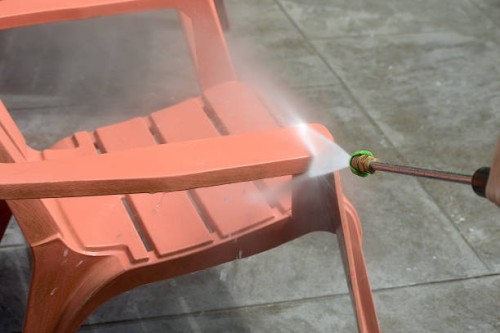 powerwashing a dirty plastic chair - garden decoration photos et images de collection