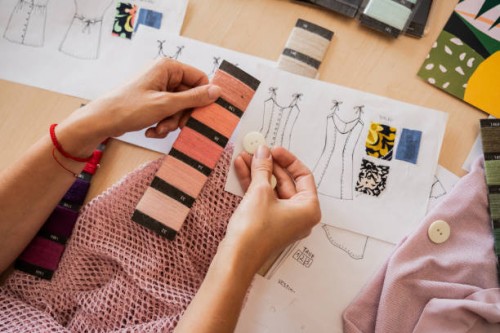 primer plano de una costurera trabajando con muestras de colores en un atelier - fashion fotografías e imágenes de stock