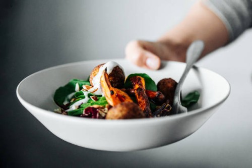 primer plano del chef sosteniendo un tazón de falafel vegano - food fotografías e imágenes de stock