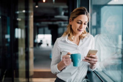 professional zakenvrouw texting - coffee stockfoto's en -beelden