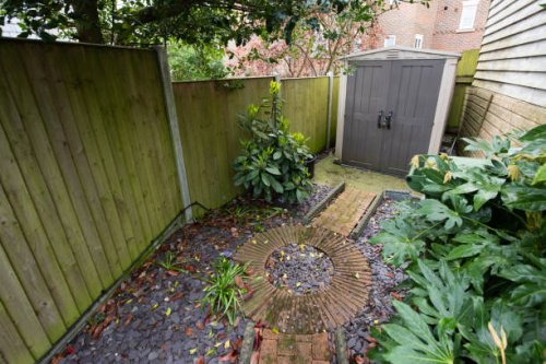 property cottage garden exteriors - garden decoration stock pictures, royalty-free photos & images