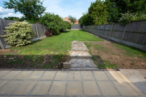 property exteriors - garden decoration photos et images de collection