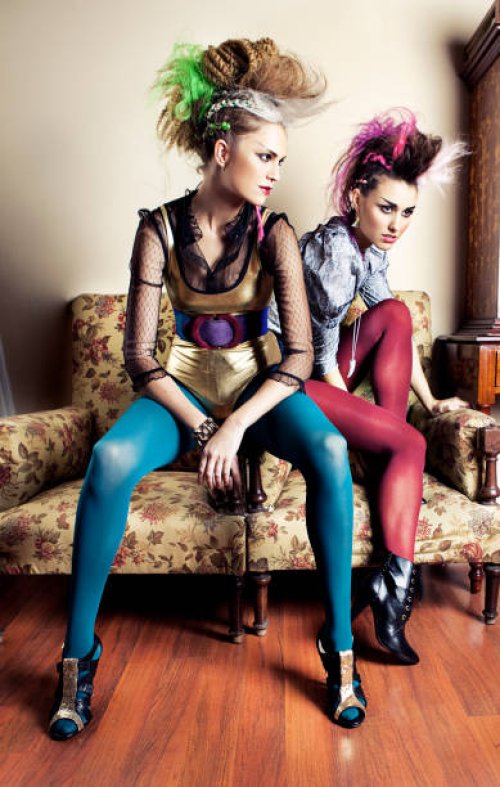punk fille dans un style rétro salle de séjour - hairstyle photos et images de collection
