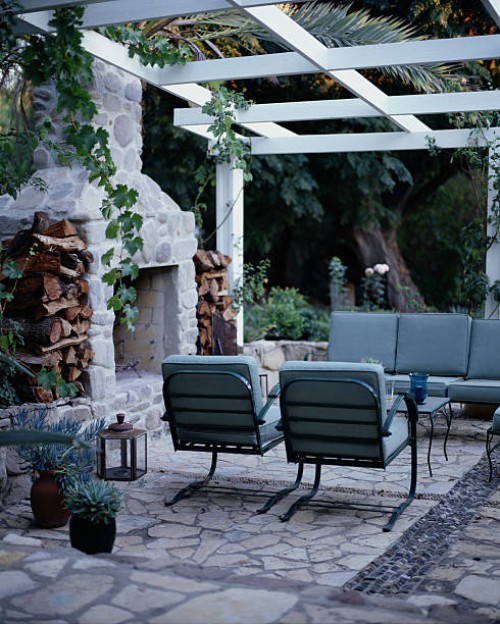 quaint outdoor room - garden decoration photos et images de collection